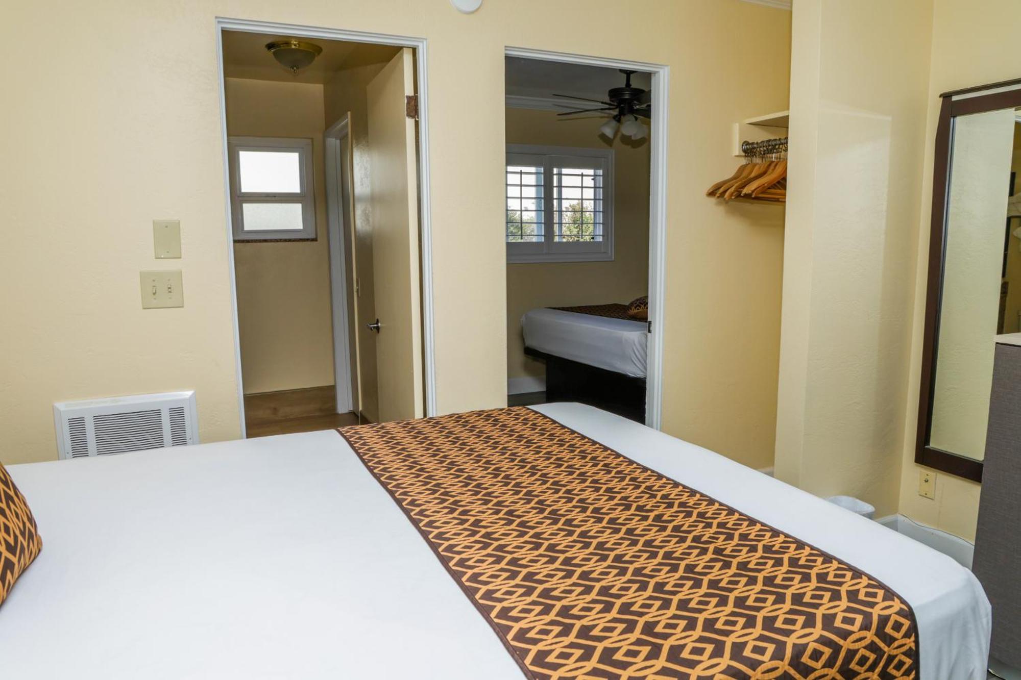 Silver Surf Motel 2*