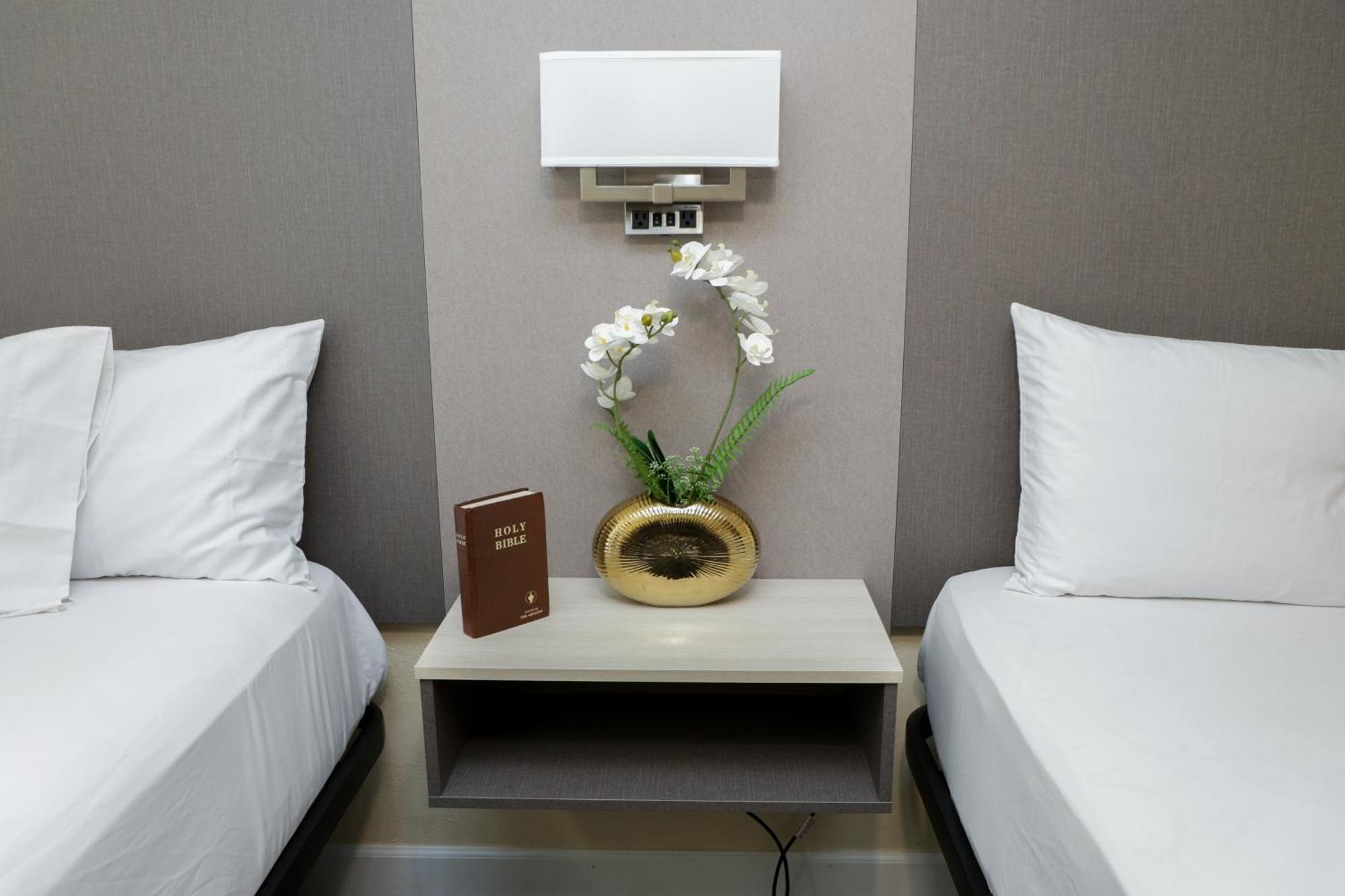 Silver Surf Motel 2*